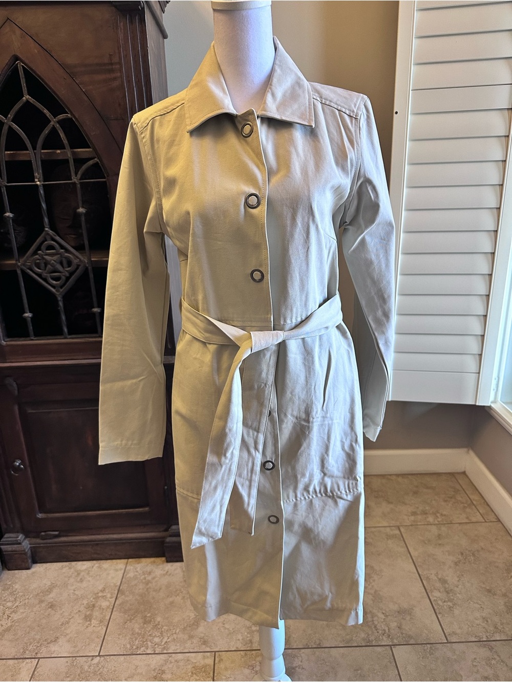 The GAP Women’s Cream Belted Trench Coat Size XS, Like New